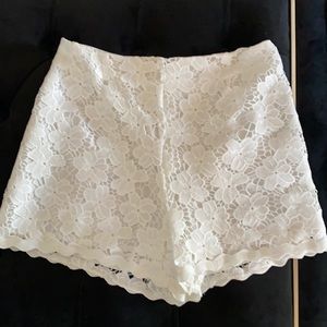 AMANDA UPRICHARD Lacy shorts!💕